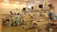 V polovině devadesátých let se odborné společnosti porodníků a neonatologů shodly, že budou aktivně zachraňovat děti, které se narodí živé po 24. týdnu těhotenství a budou vážit alespoň půl kila.