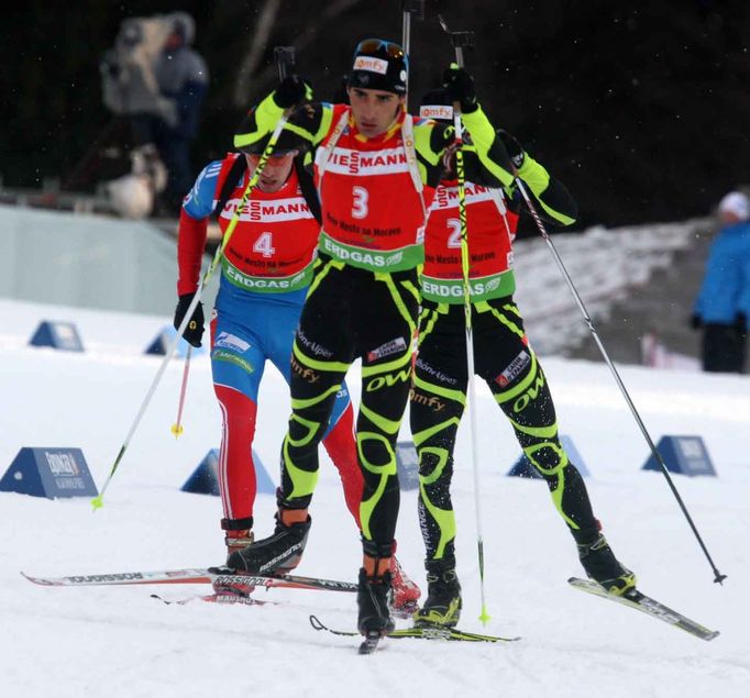 Martin Fourcade veze vláček s bratrem Simonem Fourcadem a Antonem Šipulinem