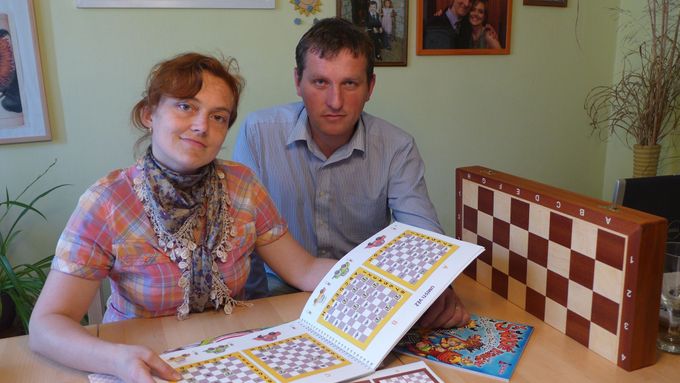Martina Kořenová s manželem spolu s učebnicemi a sešity, které pro svoji Figurkovou školičku vytvořila