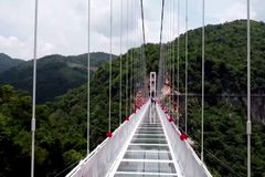 "Jen se nedívej dolů." Ve Vietnamu otevřeli nejdelší skleněný most na světě