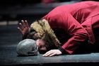 HAMLET (14. 9., Nové divadlo, 19:00). Známý polský režisér Jan Klata nastudoval v Schauspielhausu v Bocumi Shakespearova Hamleta, který čerpá z polských reálií v čase popřevratových změn a nastupujícího kapitalismu. Ducha Hamletova otce hraje představitel Hamleta z Klatovy inscenace, uvedené v gdaňských docích.