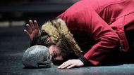 HAMLET (14. 9., Nové divadlo, 19:00). Známý polský režisér Jan Klata nastudoval v Schauspielhausu v Bocumi Shakespearova Hamleta, který čerpá z polských reálií v čase popřevratových změn a nastupujícího kapitalismu. Ducha Hamletova otce hraje představitel Hamleta z Klatovy inscenace, uvedené v gdaňských docích.