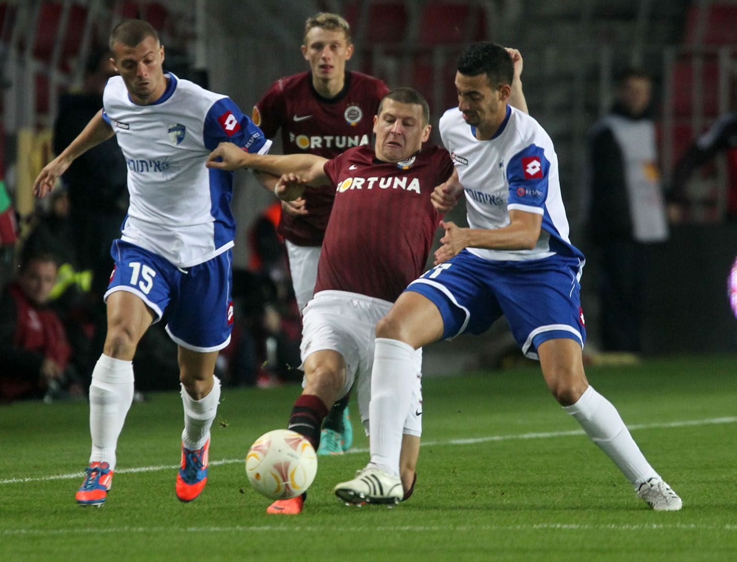 Fotbalisté Sparty Praha proti Kirjatu Šmoně v utkání Evropské ligy 2012/13.