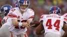 Quarterback Giants Eli Manning předává šišku Ahmadu Bradshawovi