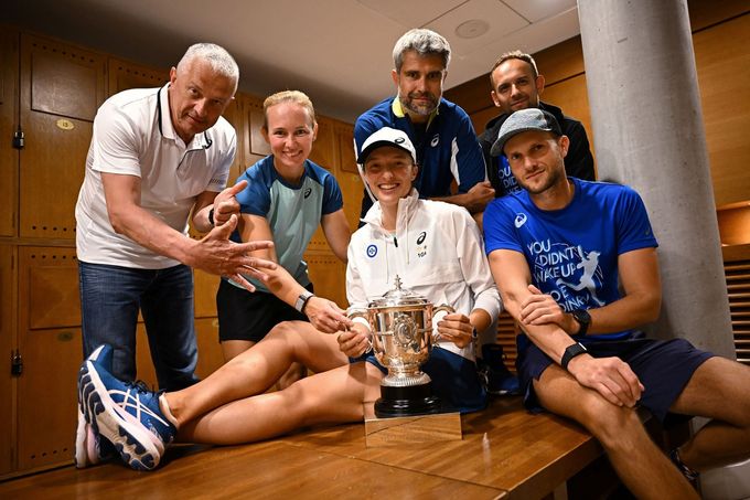 Iga Šwiateková po vítězství na French Open se svým týmem včetně trenéra Tomasze Wiktorowského (za tenistkou)