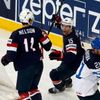 Američtí hokejjisté se radují z branky do sítě Finska na MS 2014