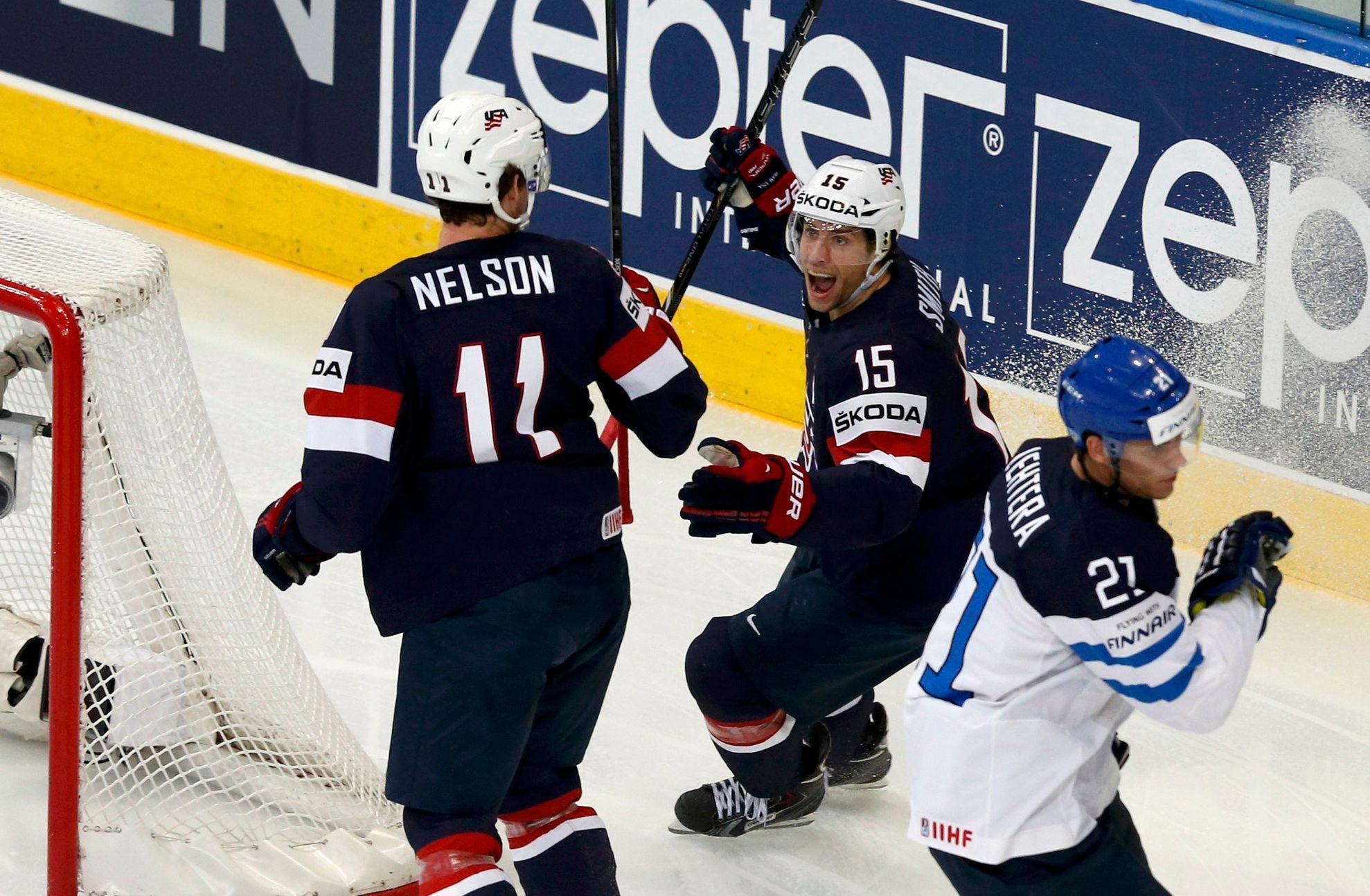 Američtí hokejjisté se radují z branky do sítě Finska na MS 2014