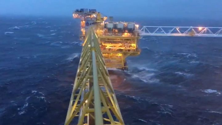 Koronavirus vyvolal bouři na trhu s ropou. Pokles cen ohrožuje hlavně Rusko