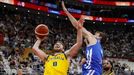 Matthew Dellavedova a Pavel Pumprla ve čtvrtfinále MS Česko  - Austrálie na MS 2019