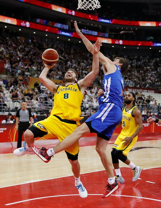 Matthew Dellavedova a Pavel Pumprla ve čtvrtfinále MS Česko  - Austrálie na MS 2019