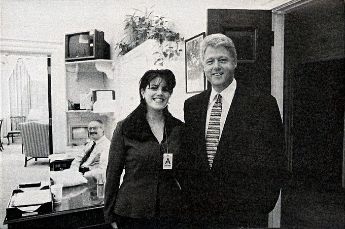 Monica Lewinská a tehdejší prezident USA Bill Clinton na oficiální fotografii Bílého domu. 17. listopadu 1995