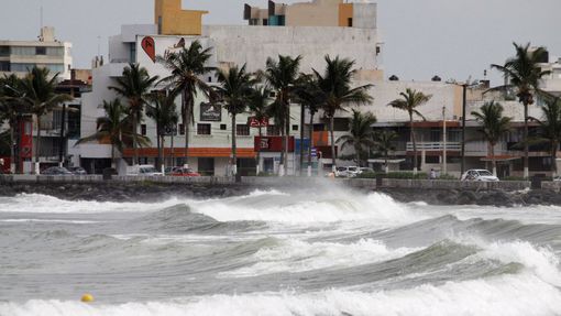 Mohutné vlny u pobřeží mexického Veracruz jsou předzvěstí blížícího se hurikánu Katia.