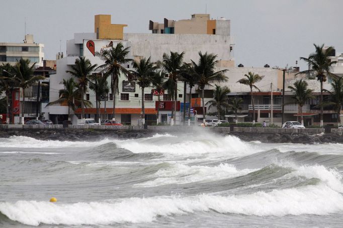 Mohutné vlny u pobřeží mexického Veracruz jsou předzvěstí blížícího se hurikánu Katia.