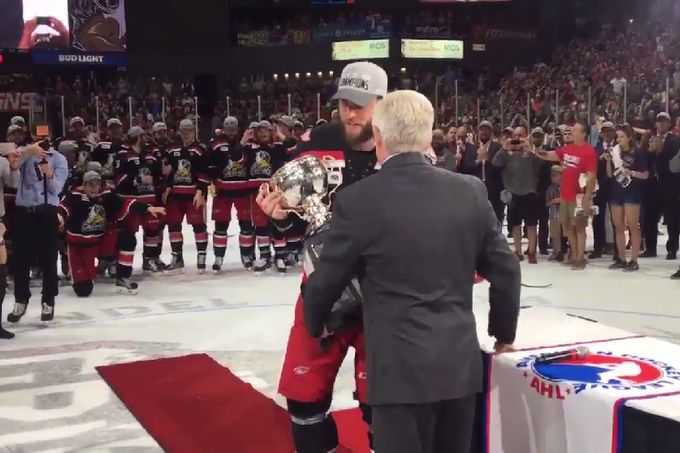 Hokejisté Grand Rapids slaví s pohárem určeným pro vítěze AHL