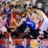 basketbal, MS 2019, Česko - Turecko, Tomáš Satoranský brání míč v tureckém obležení