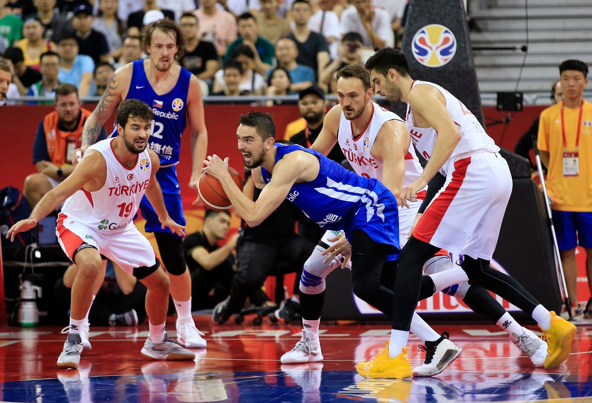 basketbal, MS 2019, Česko - Turecko, Tomáš Satoranský brání míč v tureckém obležení