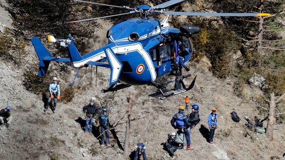 Foto: Bez lan to nejde. Mrtvé z airbusu hledají horolezci