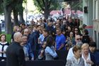 Stovky lidí v Miláně v ulici Via Bergognone čekají před sídlem módní značky Armani,
