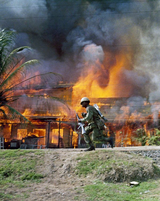 Americký voják zapaluje vesnici, kde se v roce 1969 v jižním Vietnamu ukrýval Vietkong. Ilustrační snímek z roku 1969.