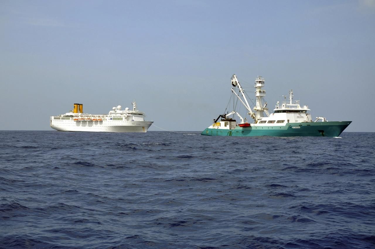 Costa Allegra ve vleku francouzské rybářské lodě