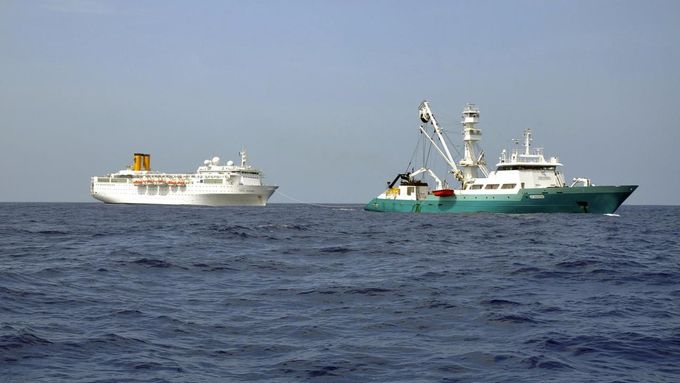 Francouzská rybářská loď Trevignon během záchranné akce výletního plavidla Costa Allegra v Indickém oceánu