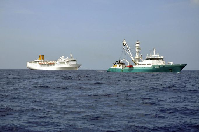 Francouzská rybářská loď Trevignon během záchranné akce výletního plavidla Costa Allegra v Indickém oceánu