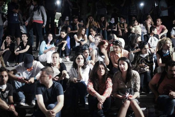 Demonstrace na istanbulském náměstí Taksím očima tureckého fotografa