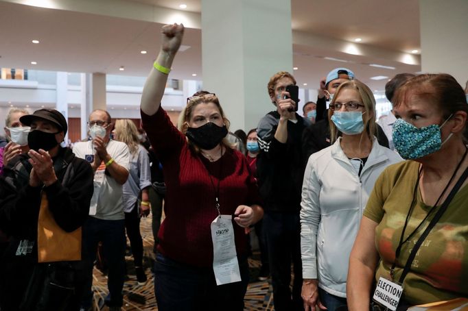 Demonstranti se tak shlukují před místností a skandují heslo "Stop the vote", chtějí, aby se sčítání hlasů zastavilo.