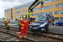 Tramvaj se v Bělohorské ulici srazila s autem, hasiči vyprošťovali zraněného muže