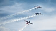 Akrobatičtí letci z Red Bull Flying Bulls na letecké show v Pardubicích.