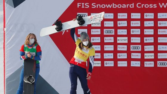 Eva Samková slaví triumf v závodě SP ve snowboardcrossu v Číně
