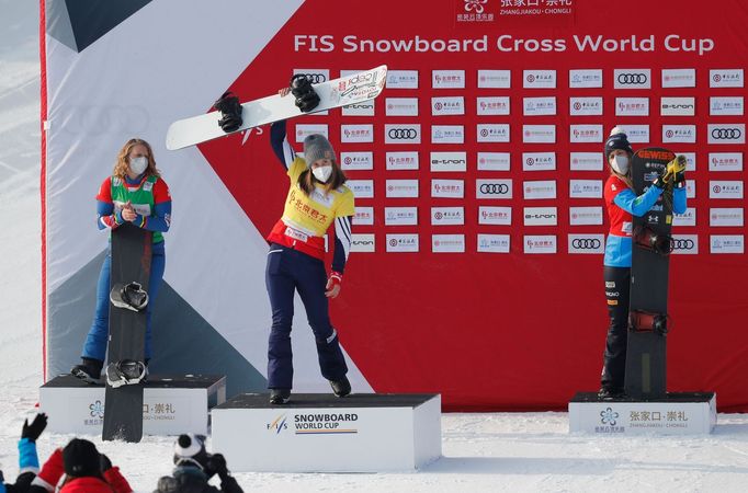 Eva Samková slaví triumf v závodě SP ve snowboardcrossu v Číně