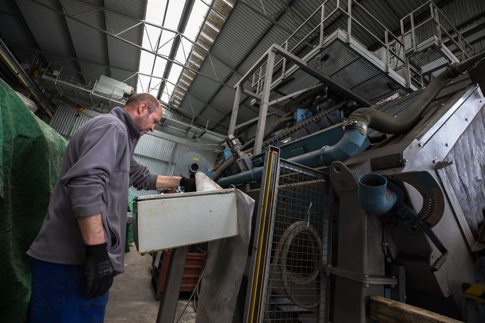 Výroba v třebíčské strojírenské firmě Mico patřící do holdingu CE Industries podnikatele Jaroslava Strnada dodávající stroje a zařízení do elektrárenského průmyslu.