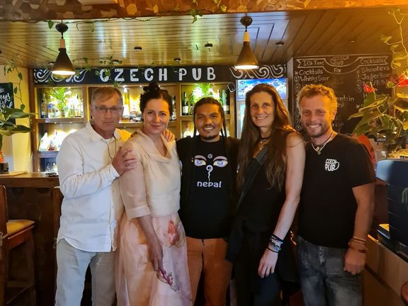 Způsob, jakým zdolávali hory se možná lišil. U piva ale s Klárou společnou řeč nakonec podle Miri a Honzy vždycky našli. Do Nepálu doprovodil Kláru i její táta.