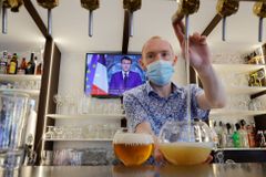 Francie a její přísná strategie ke covidu: Přitvrdí vůči neočkovaným, zpoplatní testy
