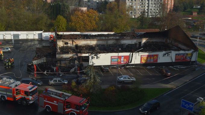 Vyhořelý supermarket v Chodově na Sokolovsku.