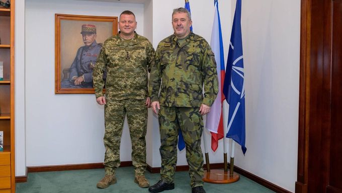 Vrchní velitel ozbrojených sil Ukrajiny Valerij Zalužnyj a náčelník Generálního štábu Armády České republiky Aleš Opata.