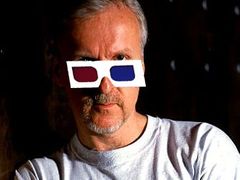 Režisér James Cameron pózuje s 3D brýlemi