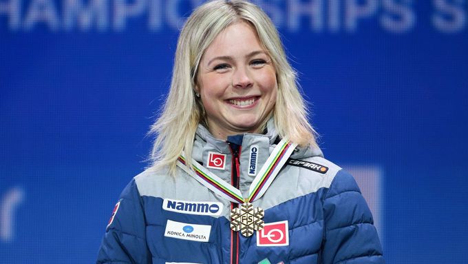 Maren Lundbyová s medailí pro mistryni světa.