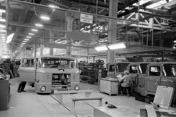 Výroba nákladních automobilů IFA W50 v roce 1966.