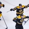 Hráči Bostonu slaví postup během play off NHL 2013