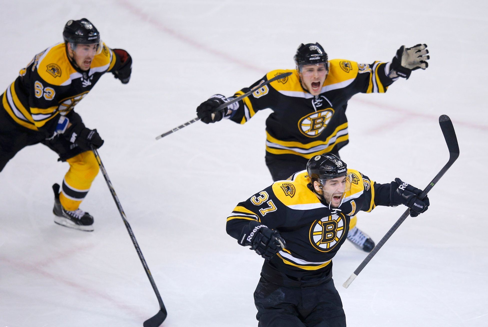 Hráči Bostonu slaví postup během play off NHL 2013