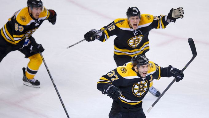 Hráči Bostonu se jako druhý tým NHL radují z postupu do čtvrtfinále play off, v němž si zahrají s Montrealem.