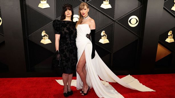 Taylor Swift, Dua Lipa a další celebrity na červeném koberci Grammy 2024