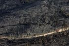 Vlnu veder ve Španělsku provází rozsáhlé požáry. Hasičský vůz projíždí spálenou krajinou nedaleko obce El Pont de Vilomara, která leží severně od Barcelony.