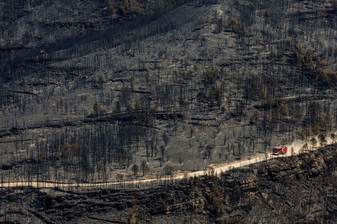 Lesní požáry zuří i ve Španělsku. Hasičský vůz projíždí krajinou během lesního požáru nedaleko obce El Pont de Vilomara, která leží severně od Barcelony.