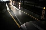 V případě, že vjedete na rozstavěný úsek silnice, mohou světlomety Digital light vytvořit čáry vymězující šírku vozovky.