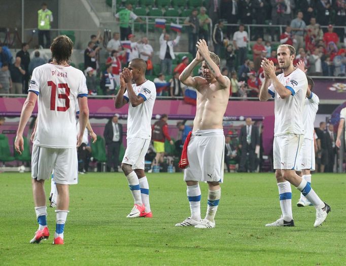 Jaroslav Plašil, Theodor Gebre Selassie, Tomáš Hübschman a Roman Hubník děkují fanouškům po utkání Ruska s Českou republikou na Euru 2012.