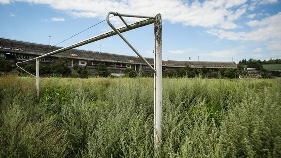 Ještě v roce 2001 se tady hrála Gambrinus liga a na zápasy tehdejšího FC Stavo Artikel Brno chodilo i 20 tisíc lidí. Dnes je legendární stadion Za Lužánkami ruina zarostlá stromy. Podívejte se.