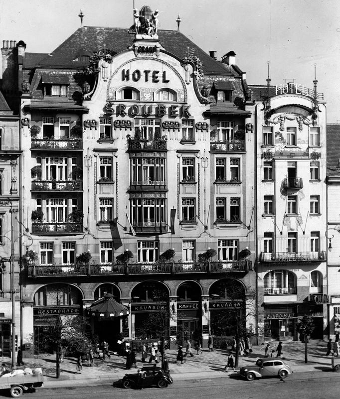 Při návštěvě Československa se Antonín Čermák ubytoval ve vyhlášeném secesním hotelu Šroubek na pražském Václavském náměstí, srpen 1932.